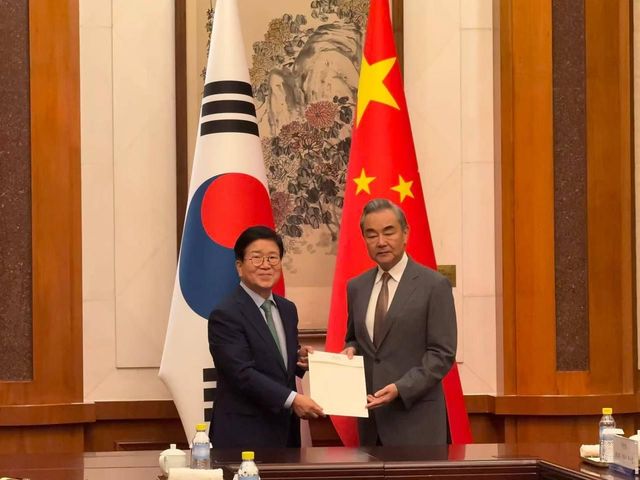 박병석 특사단장(왼쪽), 中왕이와 면담…李대통령 친서 전달