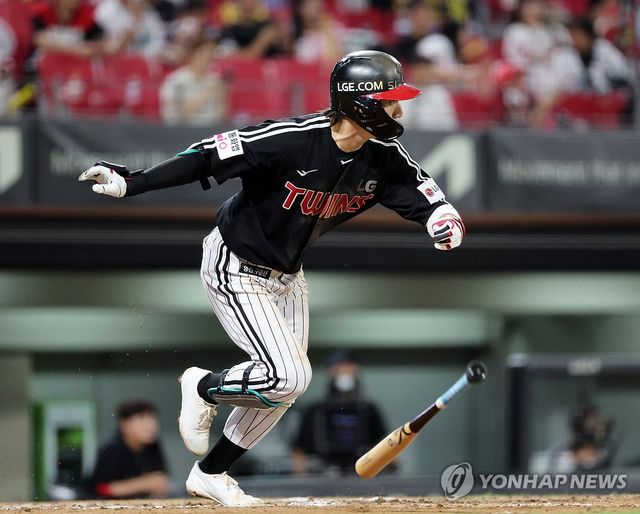 안타 치는 신민재