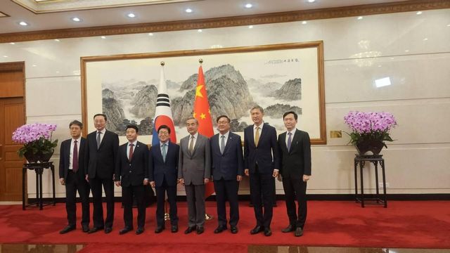 李대통령 특사단, 中방문해 외교수장 왕이와 면담