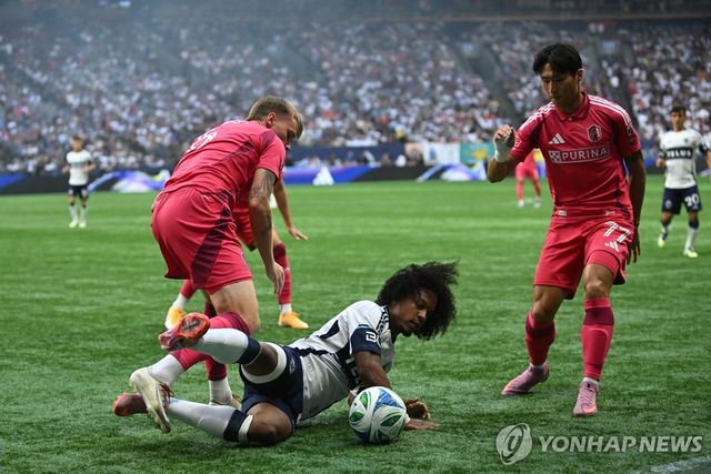 볼을 다투는 정상빈(맨오른쪽)