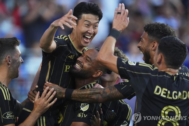 동료들과 득점의 기쁨을 나누는 손흥민