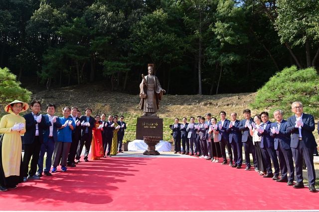 베트남 왕조 시조인 리태조의 동상