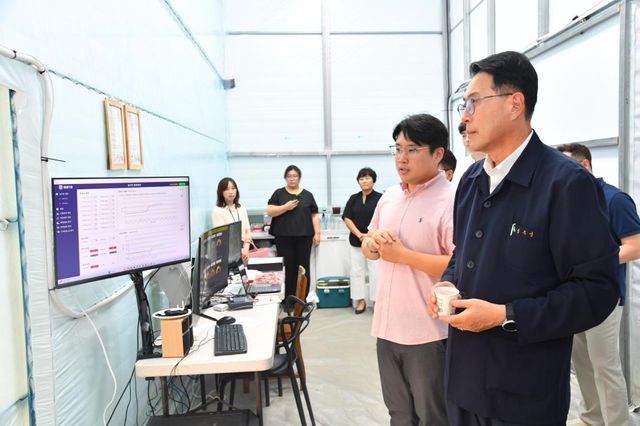 실내 재배 시스템 소개하는 장원규 대표