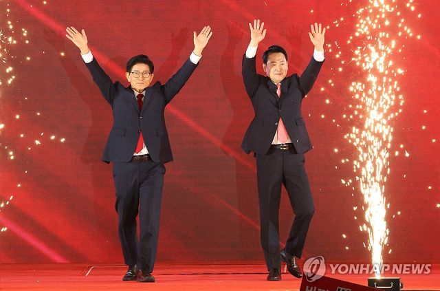 무대 오르는 김문수·장동혁 후보