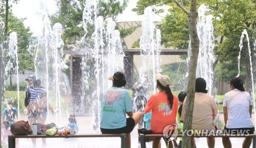물놀이 즐기는 시민들