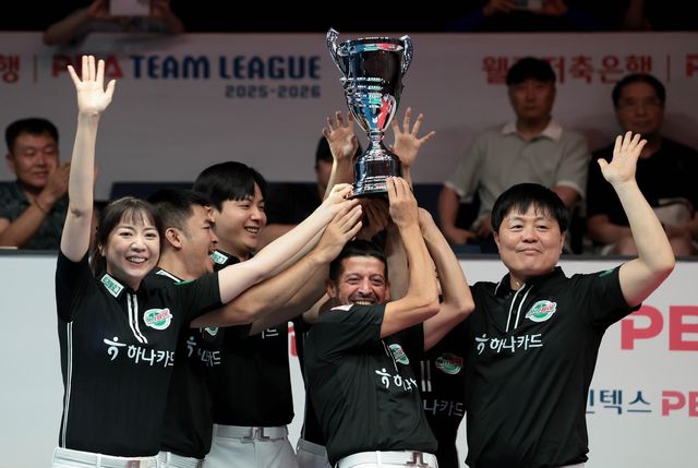 1R 우승 당시의 하나카드 선수단