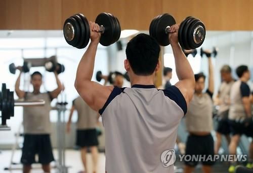 서울 시내 한 헬스장에서 운동하는 사람들