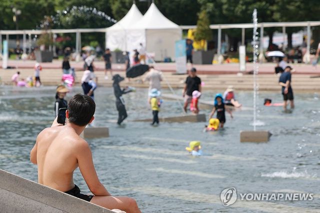 더위에 여의도물빛광장 찾은 시민들