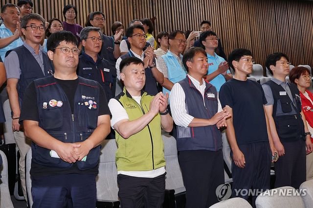 노란봉투법 통과 환영하는 노동계