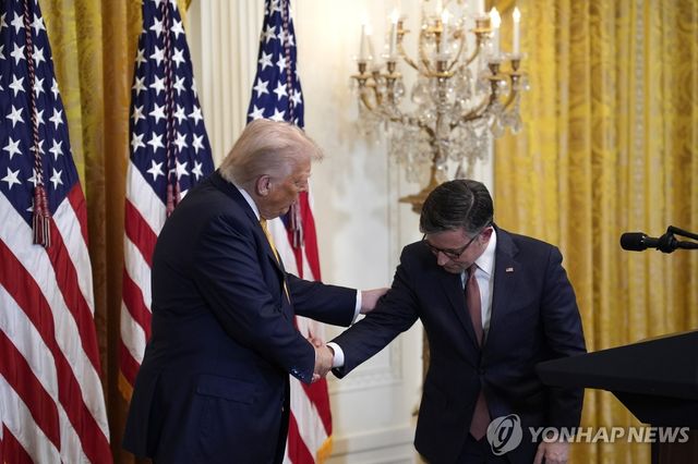 도널드 트럼프 미국 대통령과 악수하면서 고개를 숙이는 마이크 존슨 연방하원의장