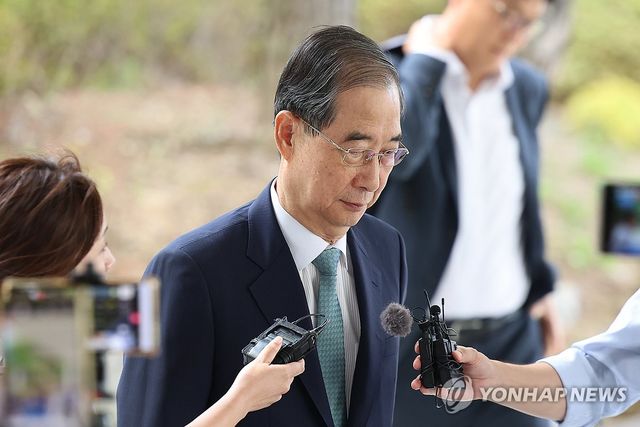 내란특검 사무실 향하는 한덕수 전 총리