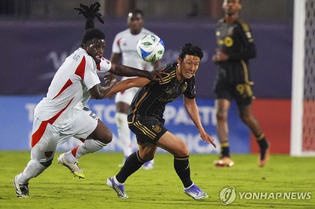 볼 경합을 펼치는 손흥민 