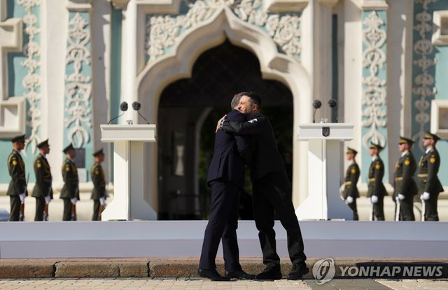 포옹하는 마크 카니 캐나다 총리와 젤렌스키 대통령