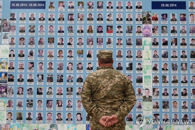 전몰자들을 위한 장벽 앞의 한 군인