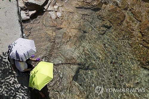 계곡에도 양산은 필수