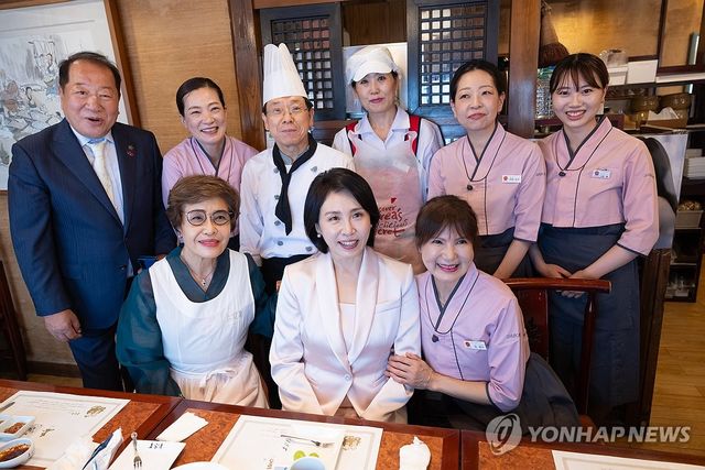 김혜경 여사, 도쿄 한식당 오찬 뒤 기념촬영