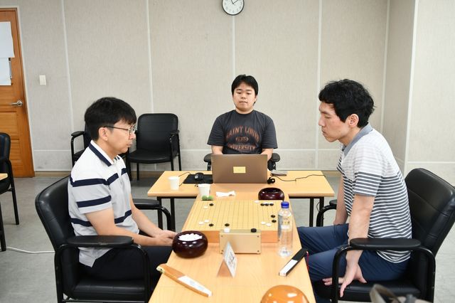 목진석(왼쪽) 9단이 시니어조 결승에서 이창호 9단에게 역전승했다.