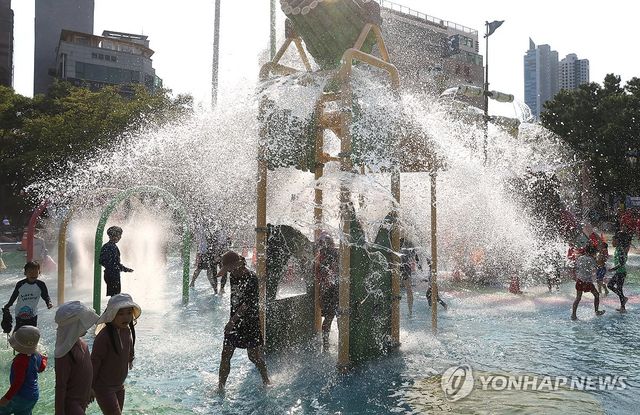 시원한 물줄기 맞으며