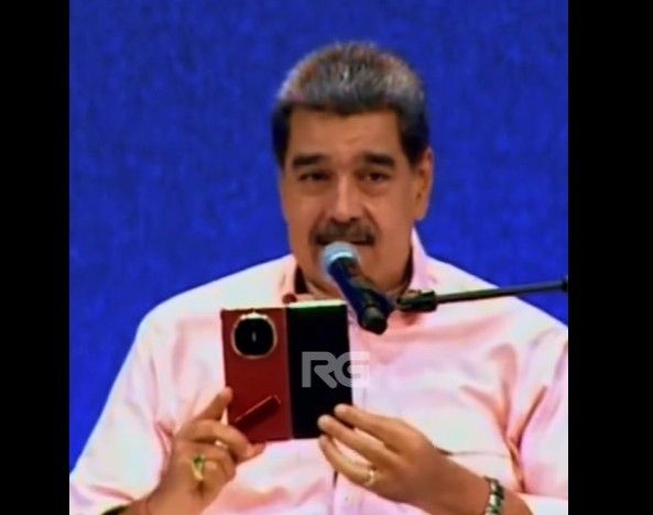 시진핑 중국 국가주석에게서 선물받은 휴대폰을 선보이는 마두로 베네수엘라 대통령