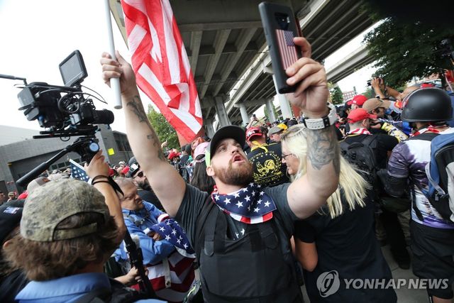 지난 2019년 8월 미국 오리건주 포틀랜드에서 극우 단체가 집회를 하고 있다. [Getty Images/AFP=연합뉴스 자료사진]== FOR NEWSPAPERS, INTERNET, TELCOS & TELEVISION USE ONLY==