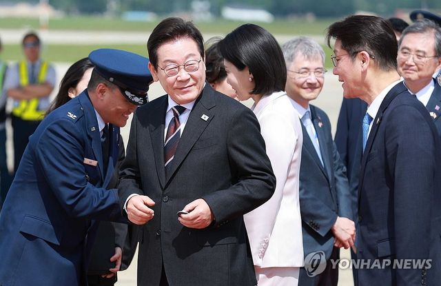 앤드루스 합동기지 방문 코인 든 이재명 대통령