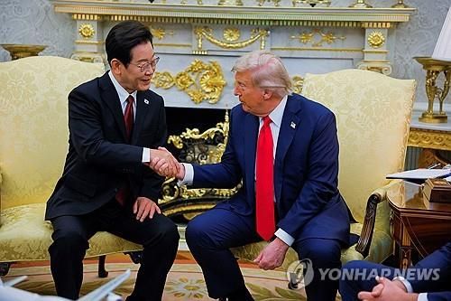 이재명 대통령과 악수하는 트럼프 미 대통령