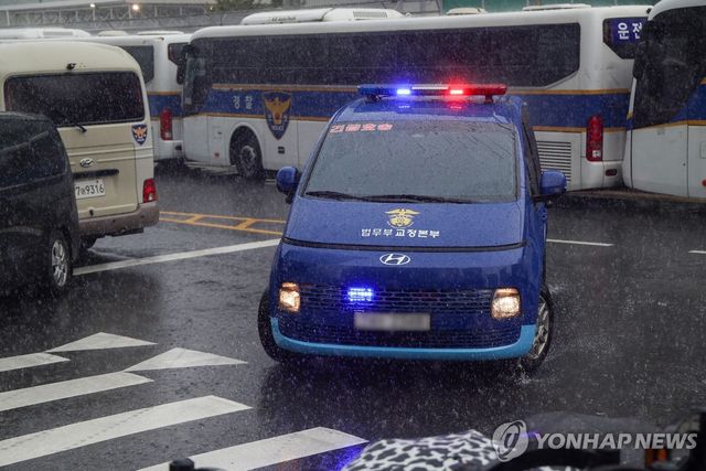 건진법사 전성배 씨 탑승 호송차, 특검 도착