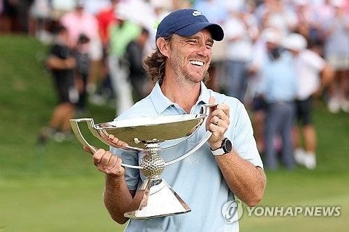 페덱스컵 트로피를 들고 기뻐하는 플리트우드.