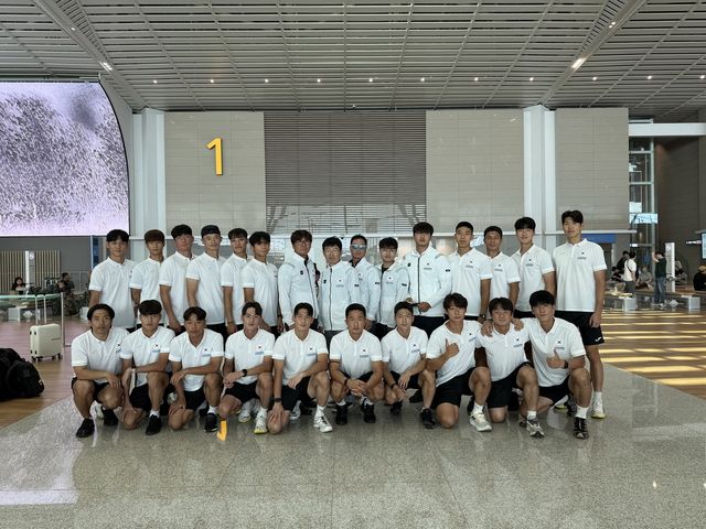 출국 전 사진을 찍은 남자 하키 국가대표 선수단. 