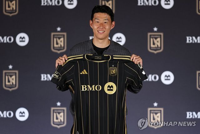 LAFC 유니폼 손에 든 손흥민