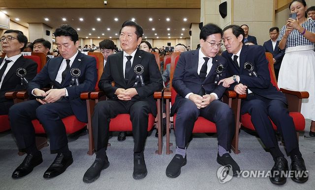 이야기하는 송언식 비대위원장 우상호 정무수석