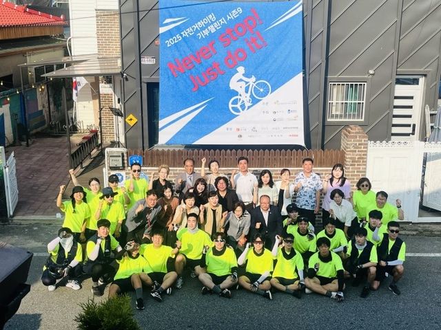 출정식하는 충주남자단기청소년쉼터 학생들과 관계자들