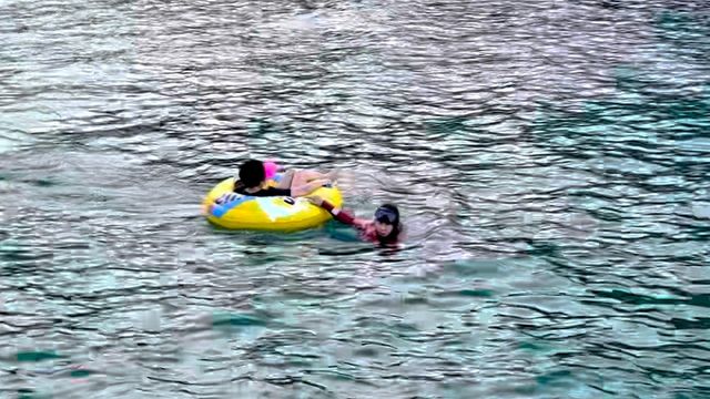 튜브 표류자 구조하는 속초해경