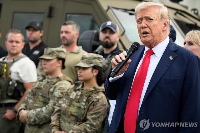 워싱턴DC에 배치된 주방위군을 격려하는 도널드 트럼프 미국 대통령