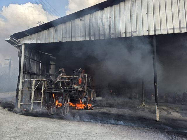 불이 난 농기계 창고