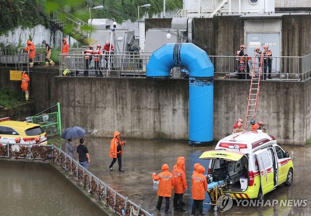 염창동에서 맨홀 청소 작업 도중 사고 발생