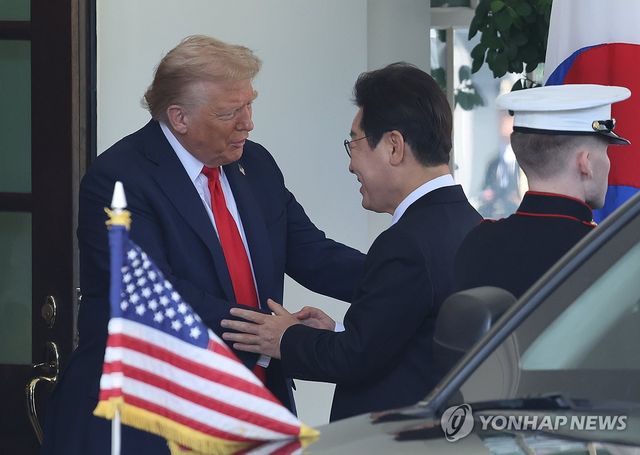 악수하는 한미 정상