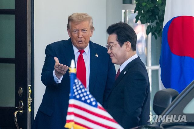 25일(현지시간) 미 백악관에서 만난 트럼프 대통령과 이재명 대통령