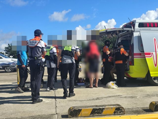 해경에 구조된 모터보트 표류 관광객