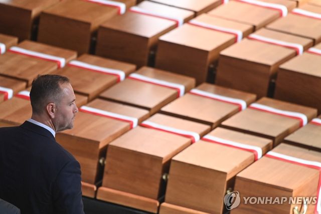 나치 희생자 추모식 참석한 카롤 나브로츠키 폴란드 대통령(2024년)