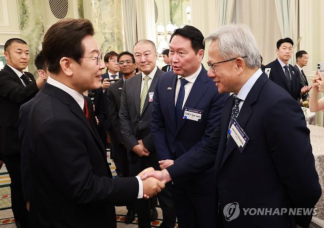 이재명 대통령, 젠슨 황 엔비디아 최고경영자와 악수