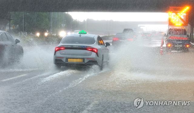 집중호우에 잠긴 도로