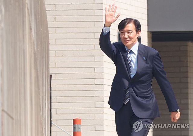 조국 위원장, 평산마을 손 인사