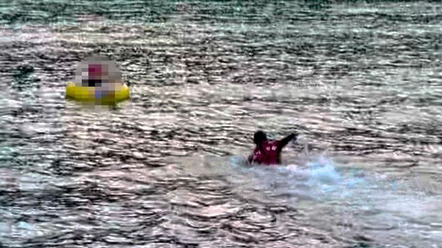 튜브 표류자 구조하는 속초해경