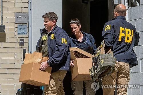 미국 연방수사국(FBI) 요원들이 22일(현지시간) 워싱턴DC의 존 볼턴 전 국가안보보좌관 사무실을 압수수색하고 있다. [AP=연합뉴스]