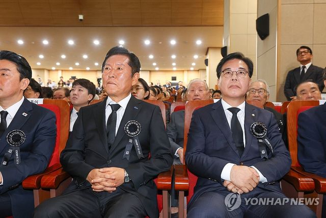 더불어민주당 정청래 대표와 국민의힘 송언석 비대위원장