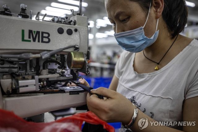 중국 광둥성 광저우 소재 봉제공장에서 일하는 직원의 모습