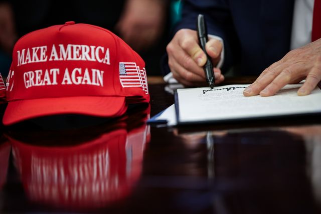 서명하는 도널드 트럼프 미국 대통령 