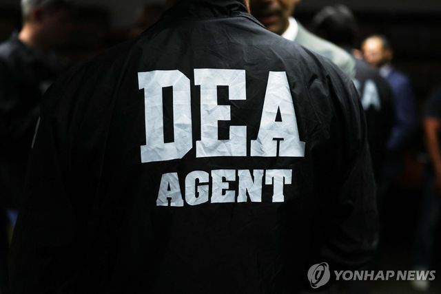 25일(현지시간) 기자회견장의 미국 마약단속국(DEA) 요원