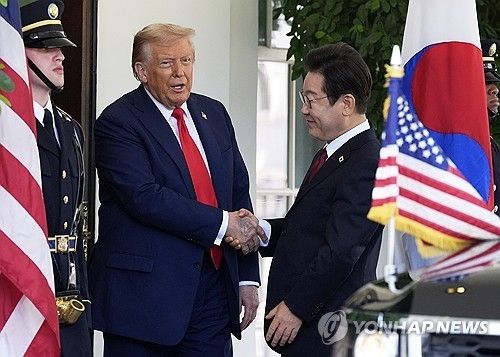 백악관에서 만난 이재명 대통령(오른쪽)과 도널드 트럼프 미국 대통령